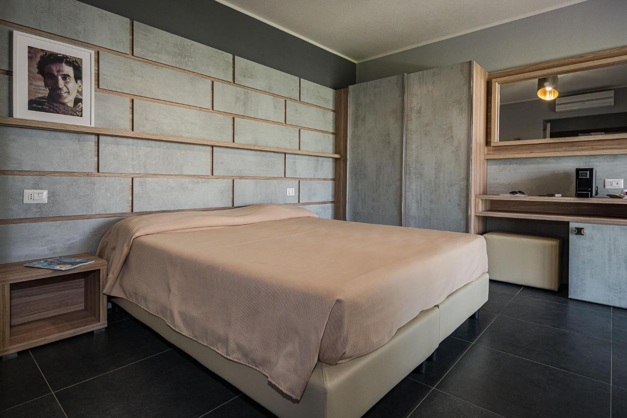 Dreibettzimmer mit Gartenblick